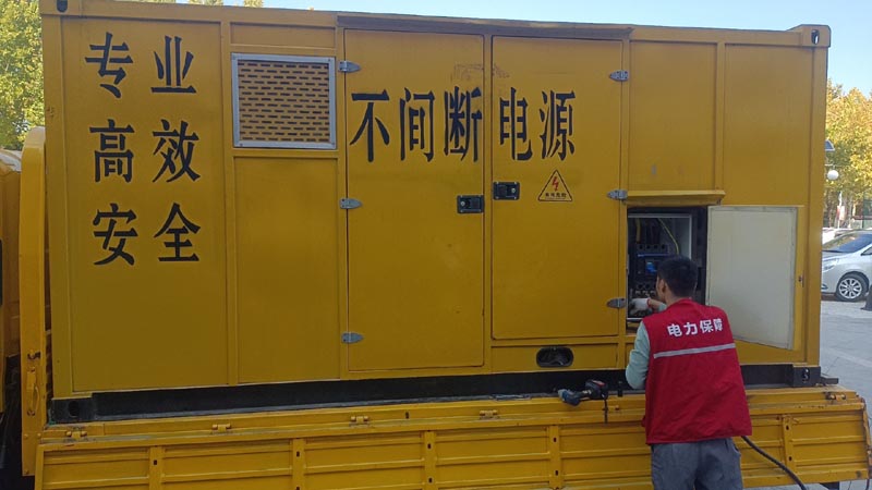 龙山柴油发电机组和UPS电源配合使用时，如何避免切换过程中的电力中断？